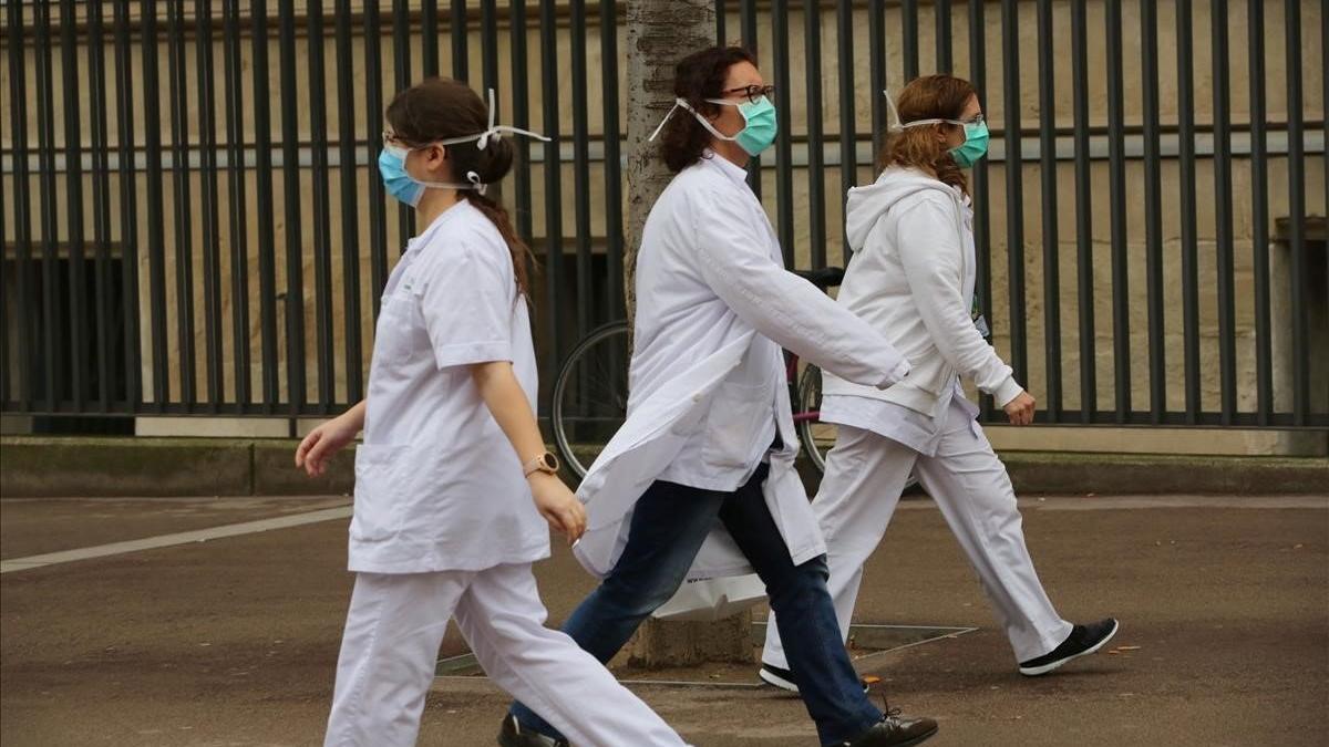 Ambiente en los accesos al Hospital Clínic en días de coronavirus