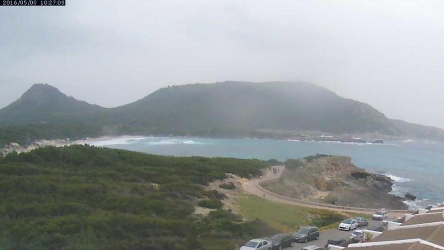 Cala Agulla, Montagvormittag (9.5.): Der Himmel ist bedeckt