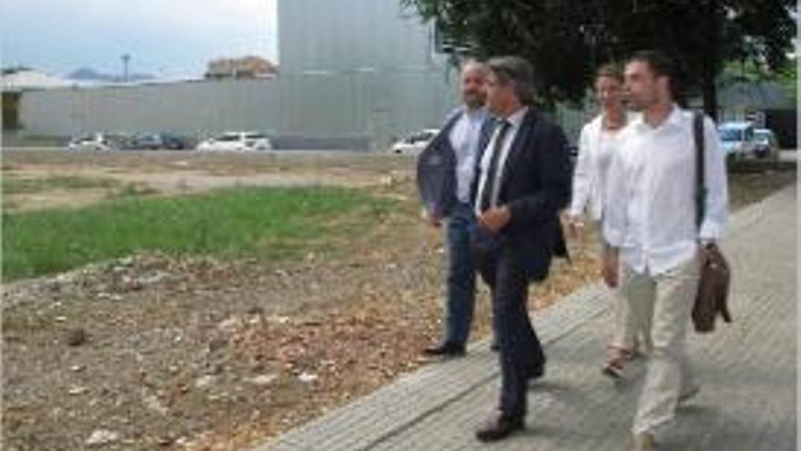 Visita dels càrrecs de la Generalitat als terrenys del futur edifici.