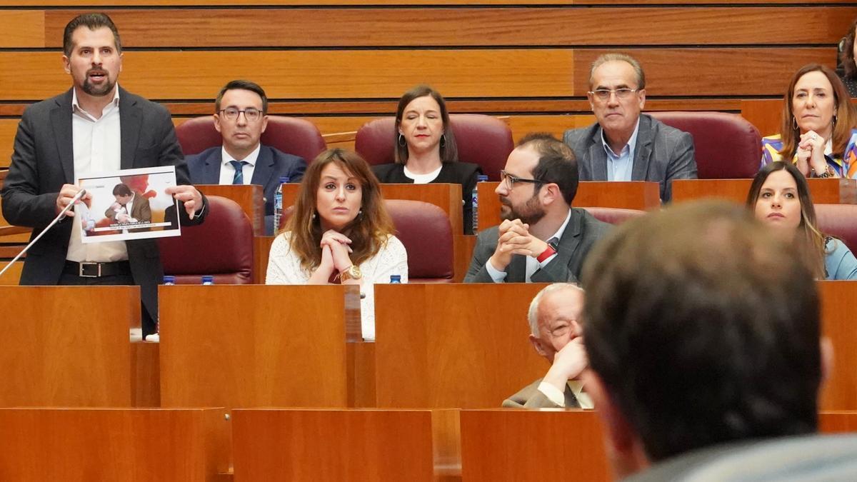 Momento del Pleno de las Cortes en el que Luis Tudanca muestra una foto de Mañueco con los trillizos de Zamora.