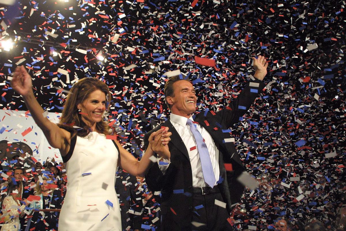 Arnold Schwarzenegger y su esposa, Maria Shriver, en un acto de campaña en Los Ángeles, en octubre de 2003.