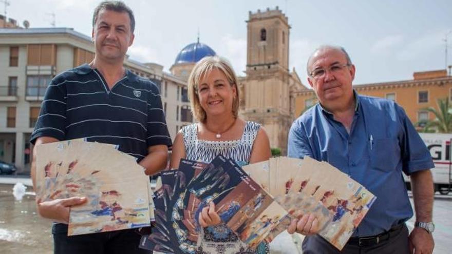 Loli Martínez, del Mesón Granaíno, y Julián Marín, del Dàtil d&#039;Or, junto con el artista.