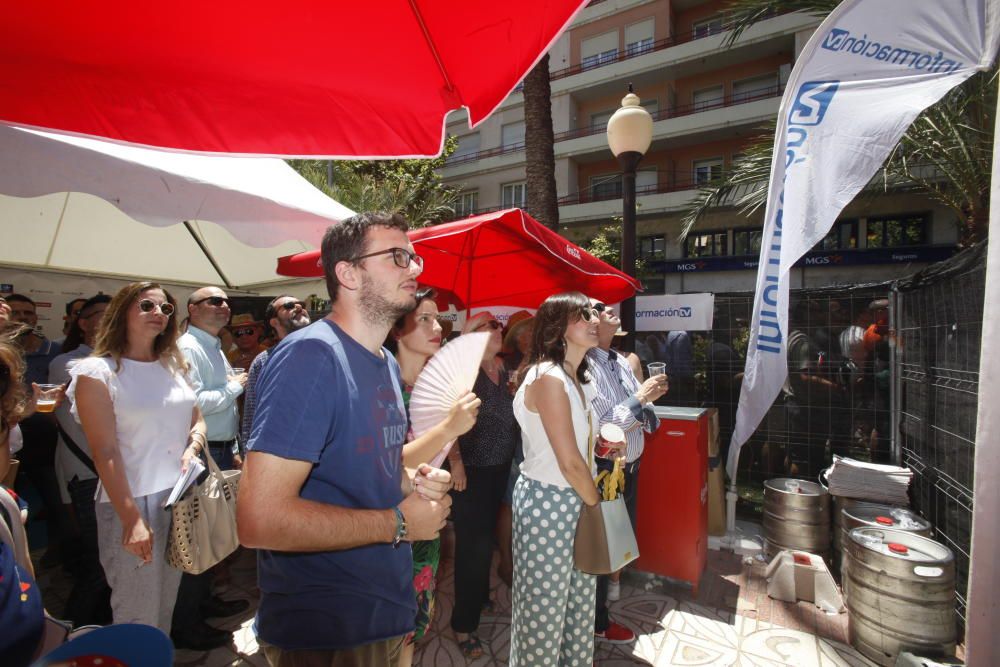 Políticos de diverso color visitan el tradicional racó junto a la plaza de los Luceros