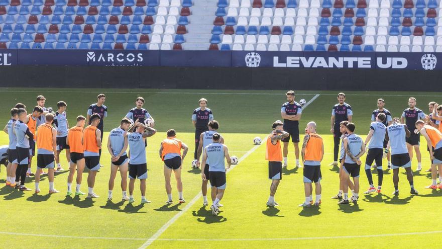 Los jugadores del Levante rodean a Felipe Miñambres antes del último entrenamiento previo al partido contra el Eibar. | GERMÁN CABALLERO