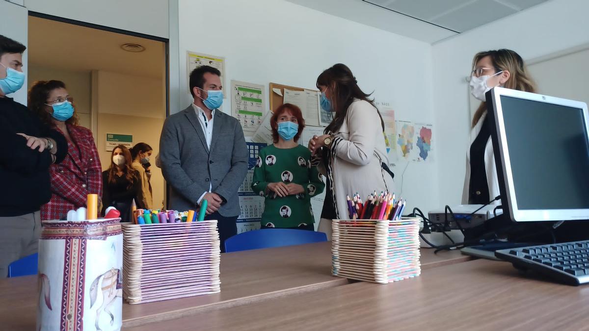 La consejera de Sanidad, Sira Repollés, junto al equipo del hospital de día de Parque Goya, este miércoles.