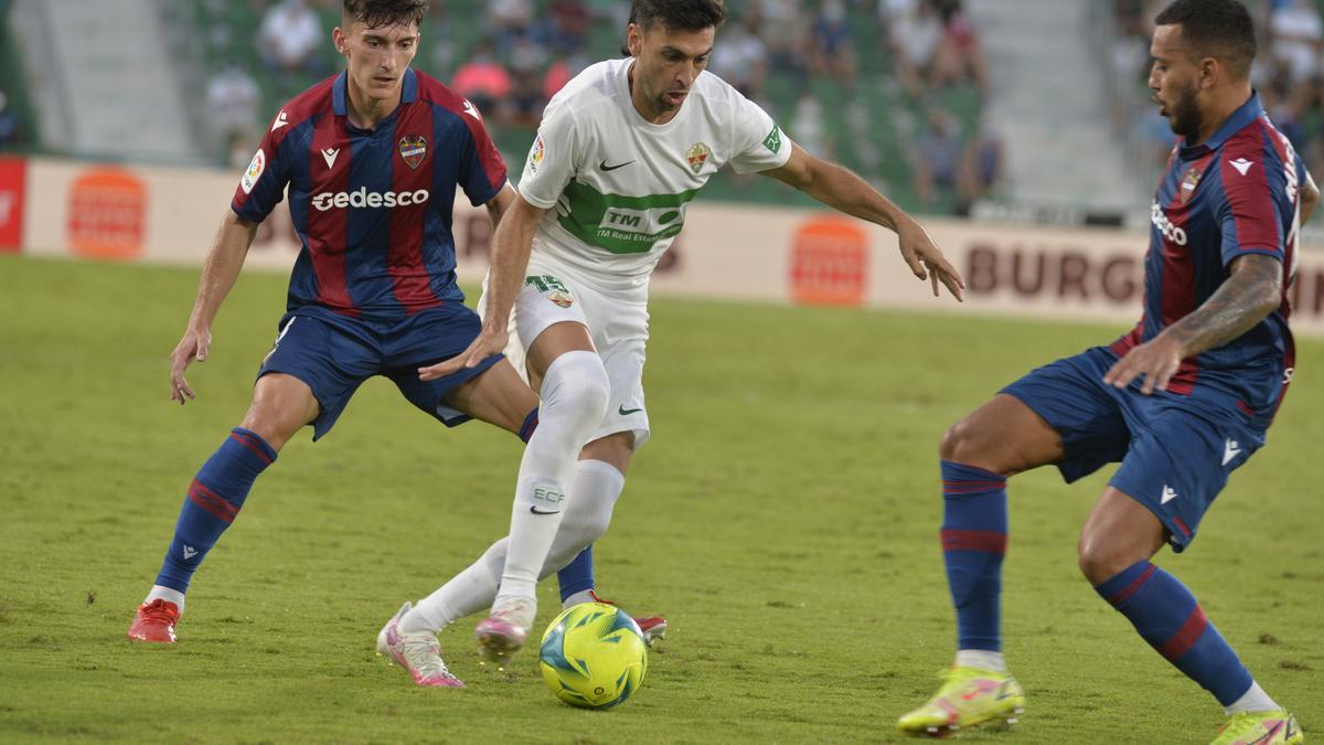 Pastore, en una acción durante el partido frente al Levante