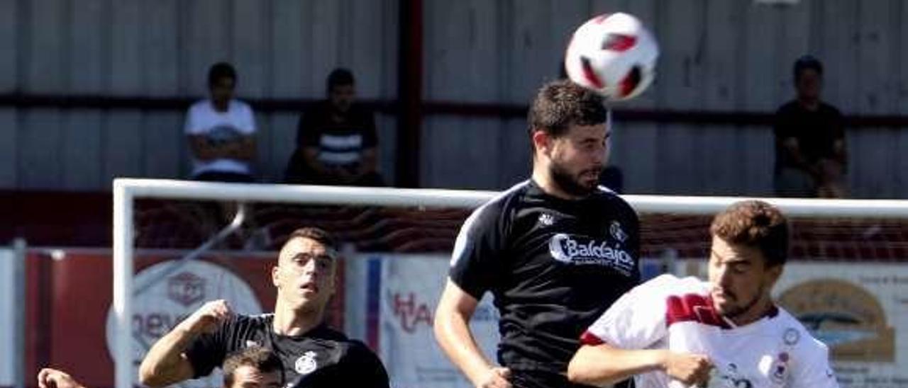 Naranjo despeja de cabeza ante Borja, del Gijón Industrial.