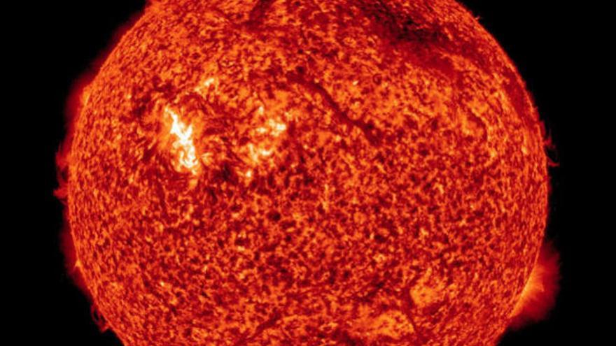 Vista en rayos X de la erupción solar del domingo
