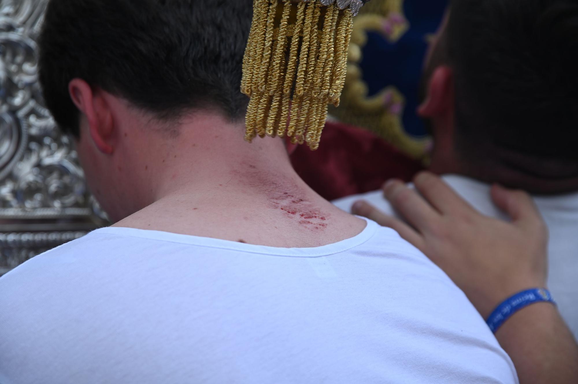 La Plaza de Capuchinos da salida a la Hermandad de la Sangre