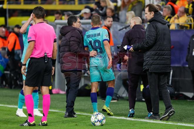 Jordi Alba se retira lesionado del partido entre el Borussia Dortmund y el FC Barcelona de Liga de Campeones, disputado en el Signal Iduna Park en Dortmund.
