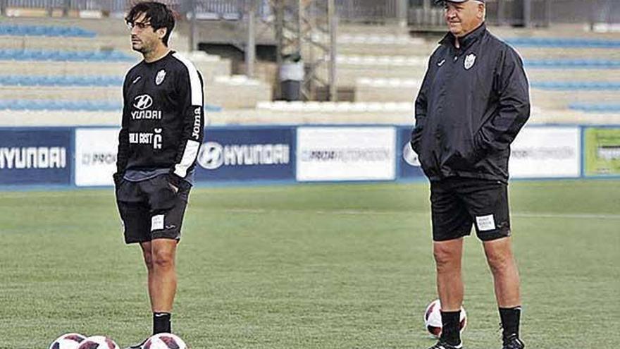 Manix Mandiola sigue el entrenamiento de ayer en Son Malferit.