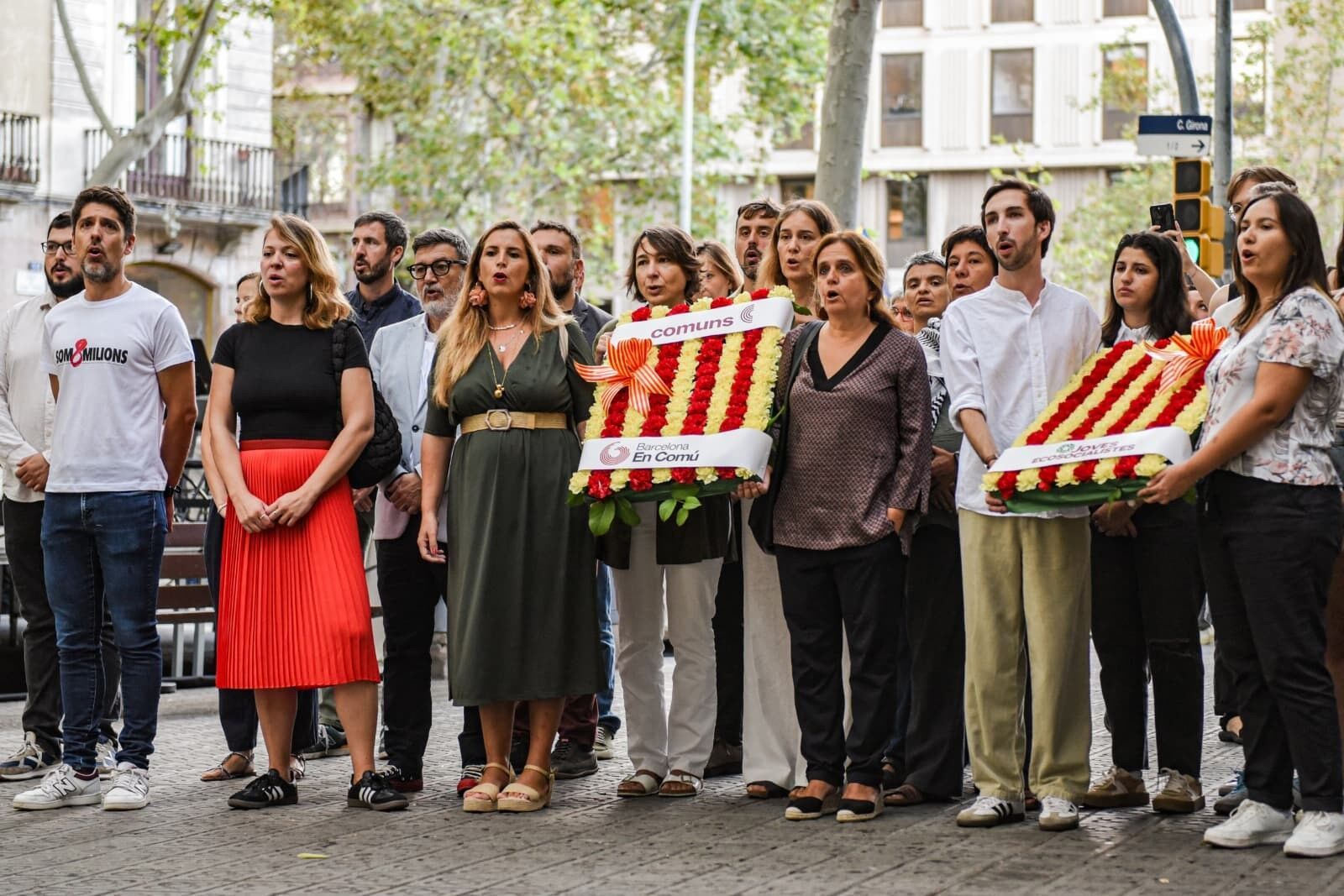 11/09/2025 Las coordinadoras de los Comuns, Candela López y Gemma Tarafa, encabezan la delegación de los Comuns en la ofrenda al monumento de Rafael Casanova por la Diada de Catalunya. La coordinadora de los Comuns, Gemma Tarafa, ha defendido este jueves por la Diada que Catalunya siga siendo "un solo pueblo con muchas voces diversas", que sea referente de la defensa de los Derechos Humanos y la convivencia, y sea mestiza, plural y abierta, ante el peligro del odio y la xenofobia, en sus palabras. POLITICA ALBERTO PAREDES - EUROPA PRESS