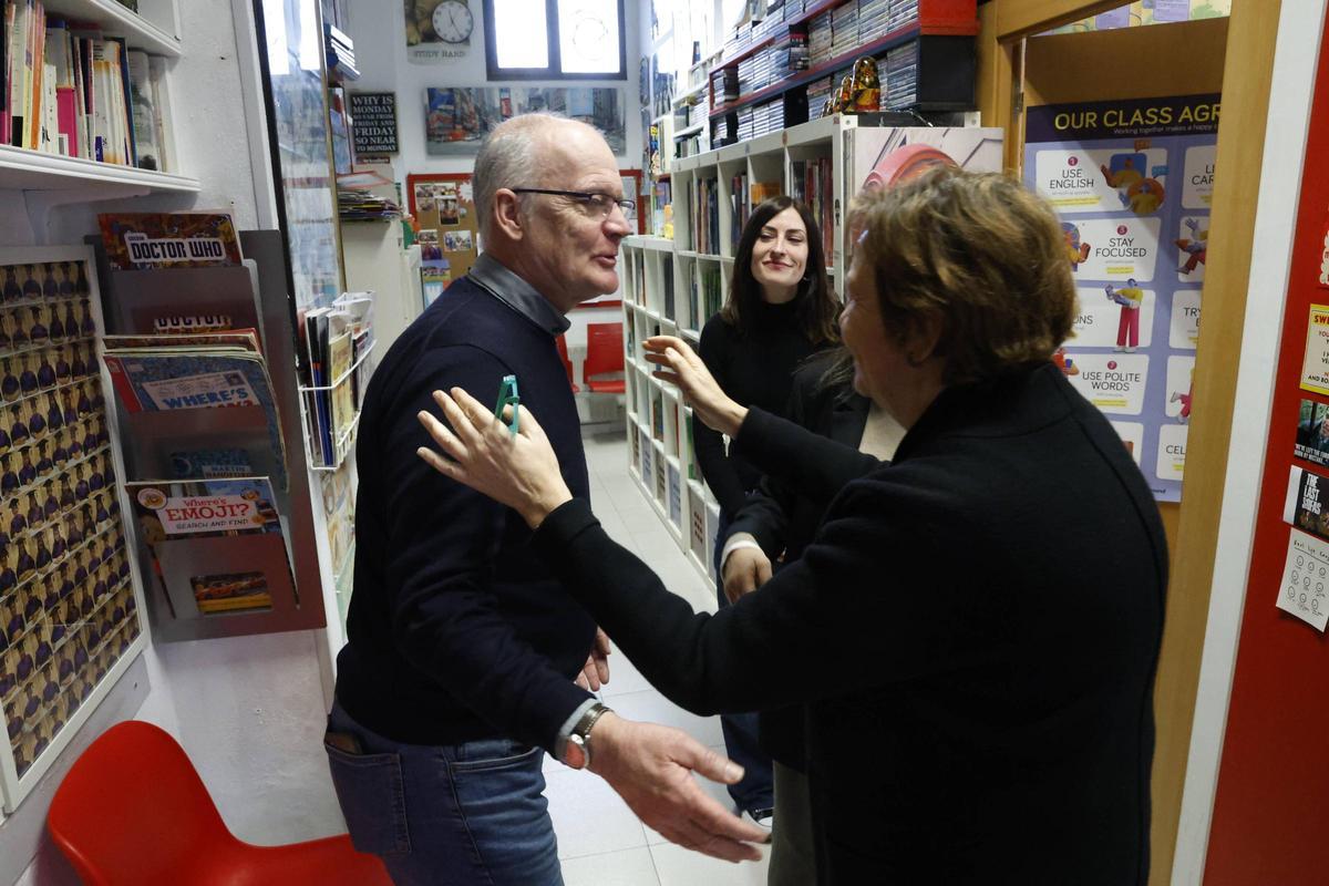 Moriyón visita la academia de inglés de El Llano que ganó un premio nacional por su compromiso con la sostenibilidad en el barrio (en imágenes)