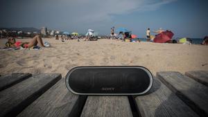 Altavoz autoamplificado con conexión bluetooth con la playa de fondo