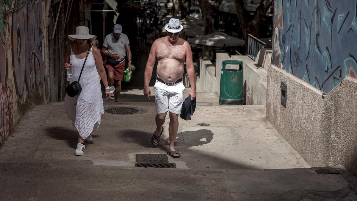 Urlauber in den Straßen von Palma.