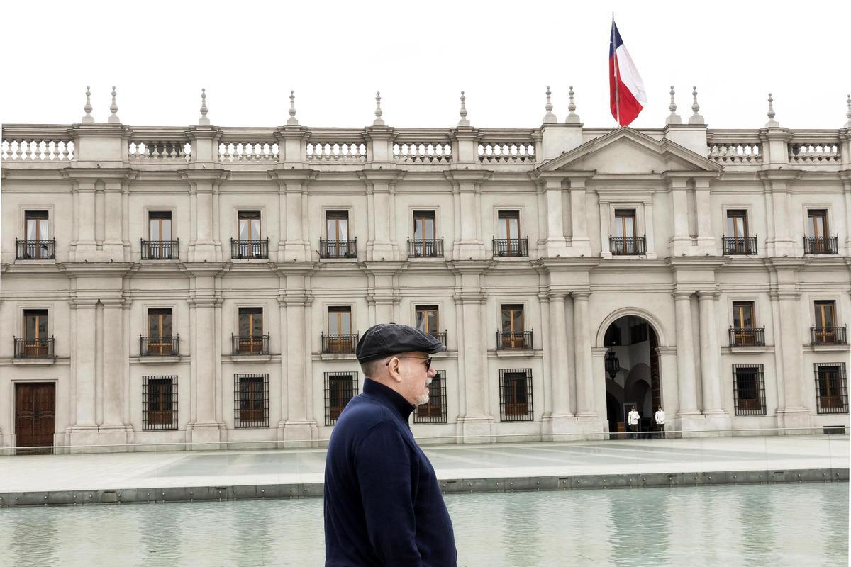 Silvio retratado frente al Palacio de la Moneda Santiago de Chile, 2018.