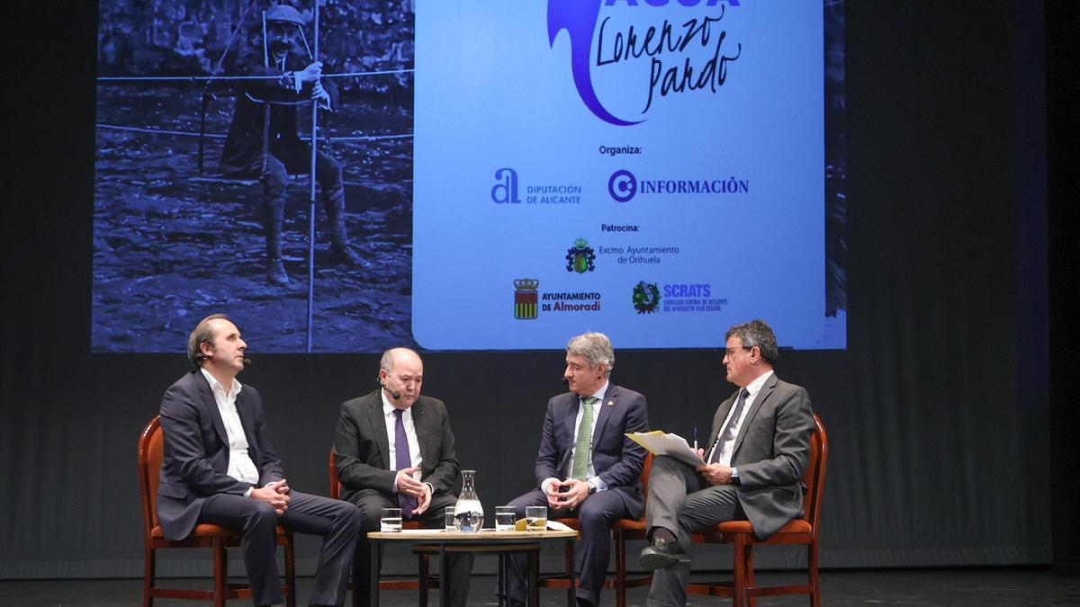 Mesa redonda celebrada en el escenario del Teatro Circo de Orihuela con Roque Bru, Joaquín Melgarejo y Pepe Vegara y moderada por el director de INFORMACIÓN, Toni Cabot.