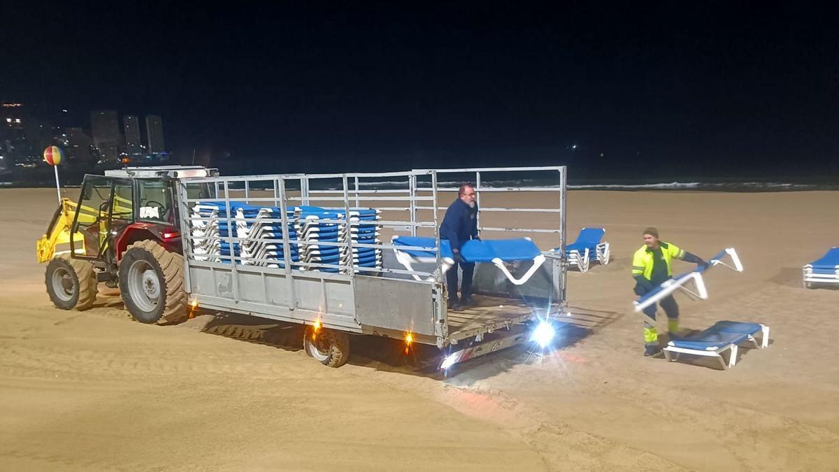 Operarios trabajando en los arenales de Benidorm.
