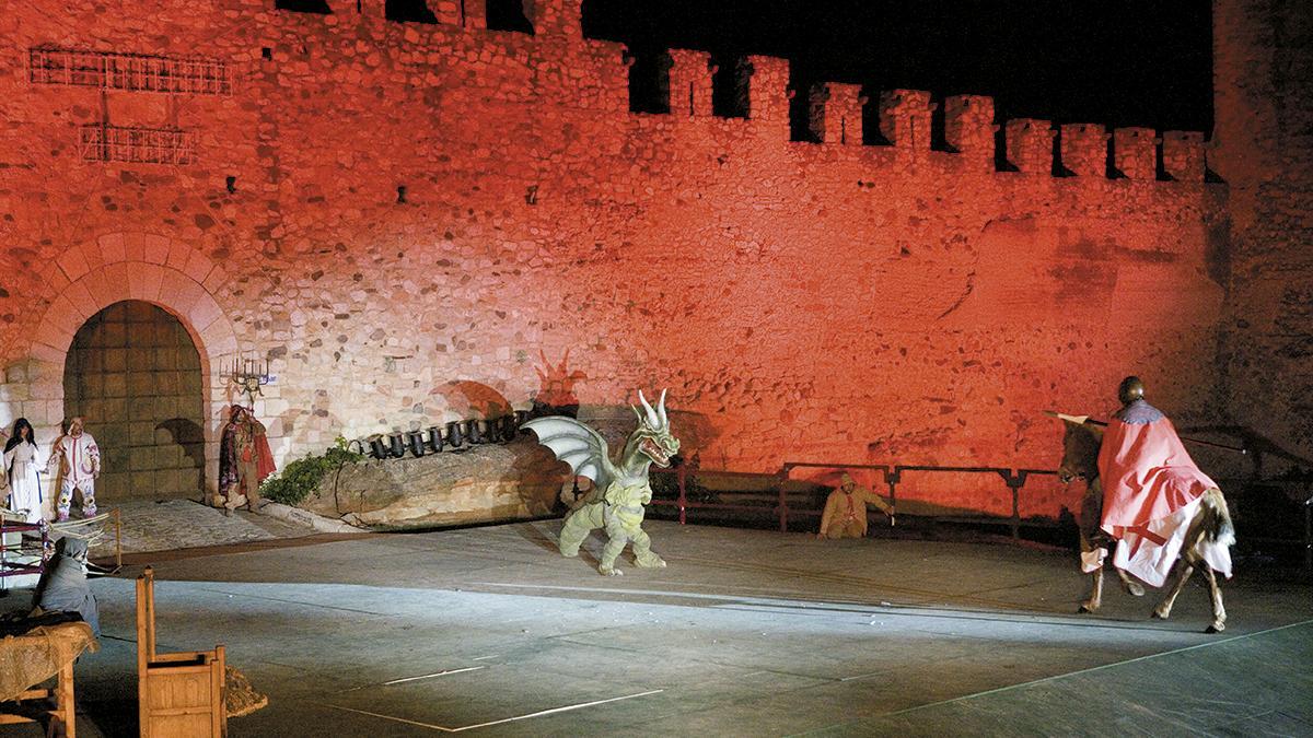 La representación de la leyenda de Sant Jordi y el dragón convierte a Montblanc en uno de los escenarios más singulares de esta fiesta en Catalunya.