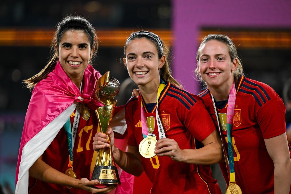 Sydney (Australia), 20/08/2023.- Alba Redondo of Spain and Aitana Bonmati of Spain pose for photographs with the winner’Äôs trophy after winning the FIFA Women’s World Cup 2023 Final soccer match between Spain and England at Stadium Australia in Sydney, Australia, 20 August 2023. (Mundial de Fútbol, España) EFE/EPA/DEAN LEWINS AUSTRALIA AND NEW ZEALAND OUT