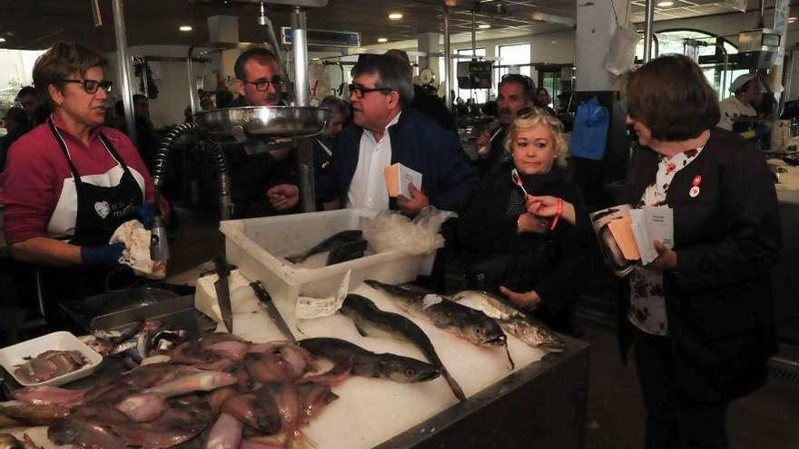 Modesto Pose y Olga Alonso ayer en el mercado de Vilagarcía. A la derecha el solar para el nuevo cuartel. // Iñaki Abella