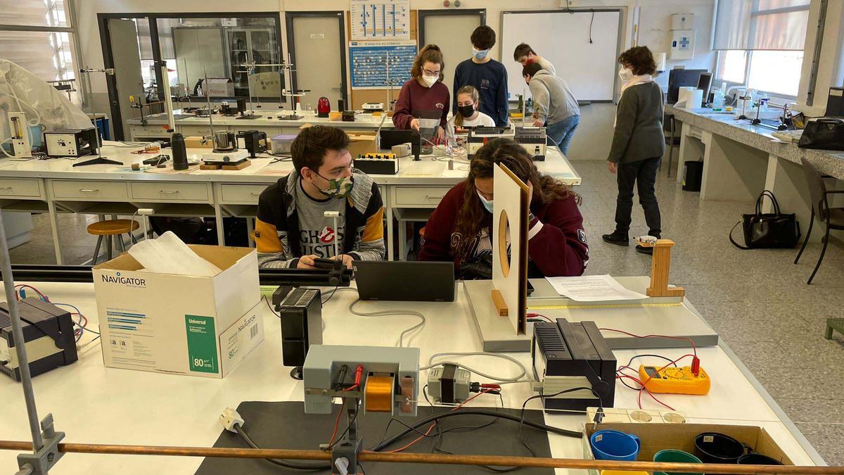 Alumnes de batxillerat del Lacetània fan pràctiques al laboratori de la UPC Manresa