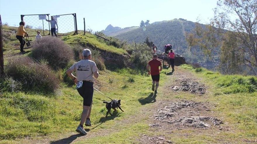 Más de 300 personas participan en la carrera de montaña y ruta senderista