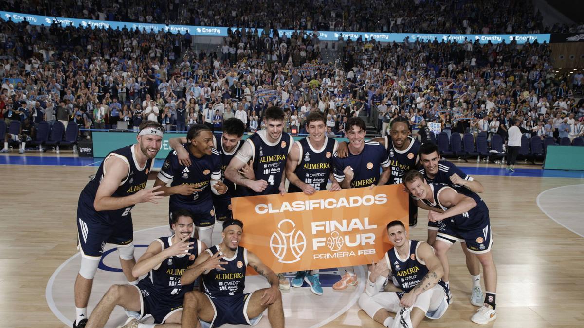 La plantilla del Alimerka Oviedo Baloncesto tras clasificarse para la Final a 4 por el ascenso a la ACB