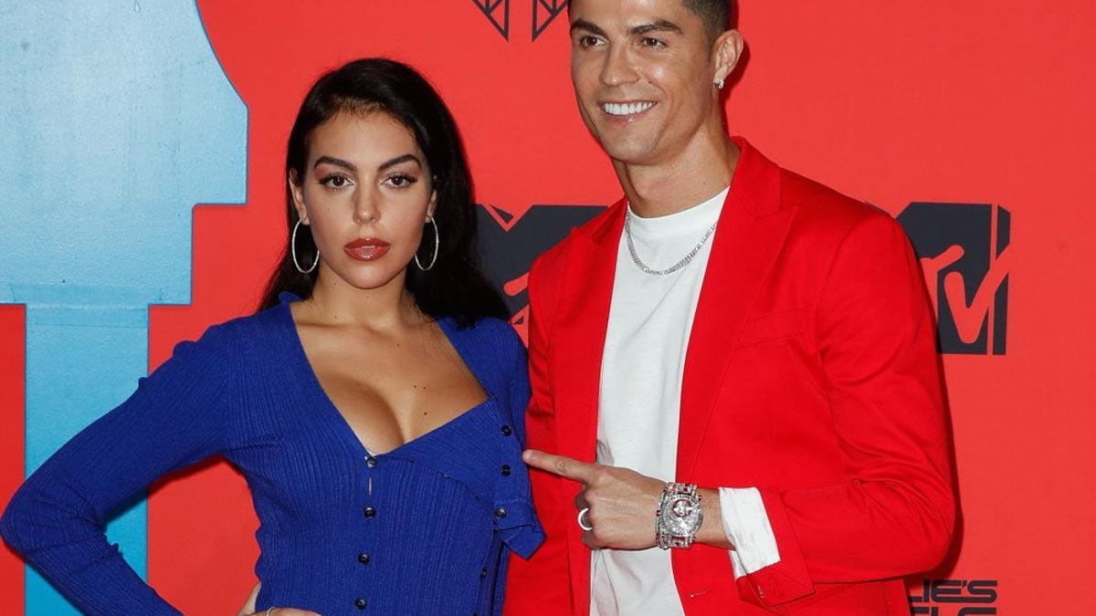 Georgina Rodríguez y Cristiano Ronaldo en la alfombra roja de los MTV EMAs 2019.