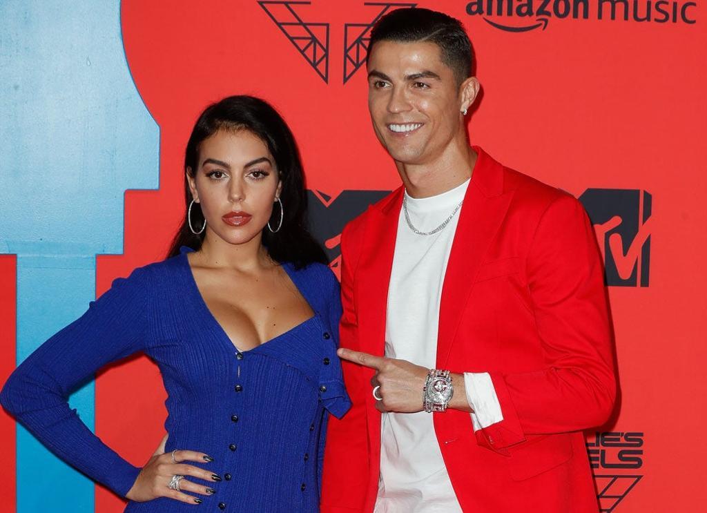 Georgina Rodríguez y Cristiano Ronaldo en la alfombra roja de los MTV EMAs 2019.