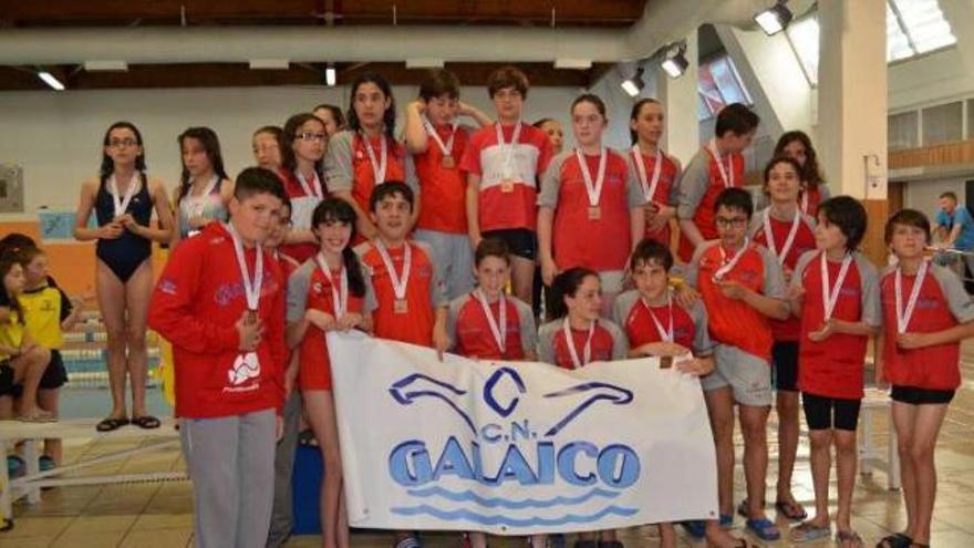 Los alevines y cadetes del Galaico de natación y waterpolo logran el bronce