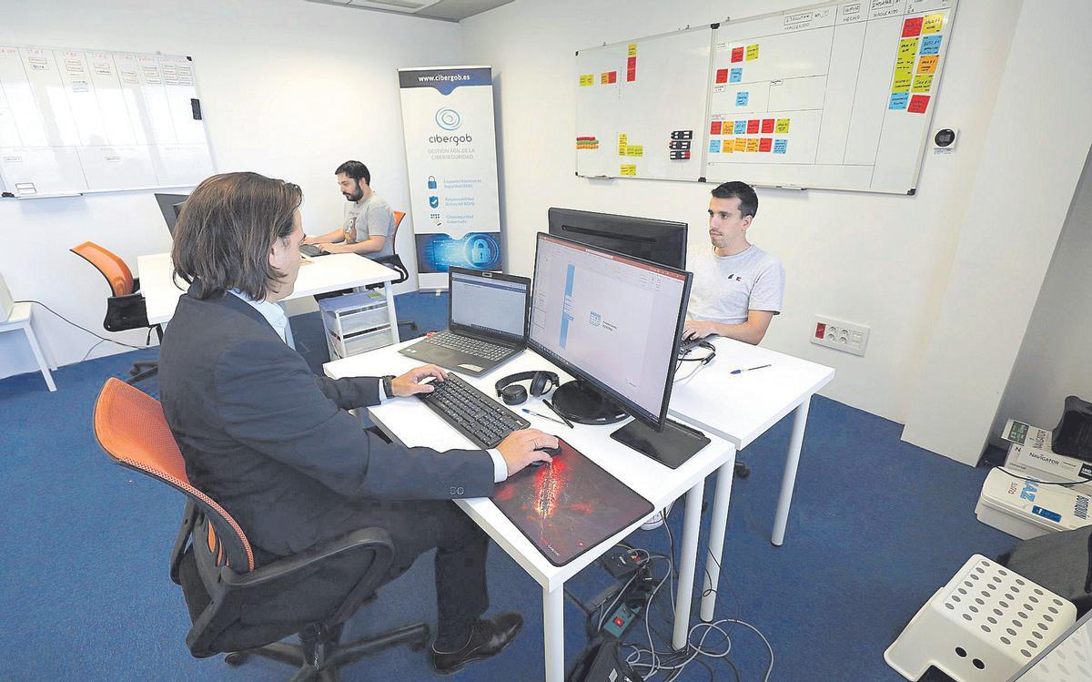 La oficina de Cibergob en Zaragoza, una asesoría en seguridad cibernética que trabaja en la actualización de protocolos con la Administración y pymes.