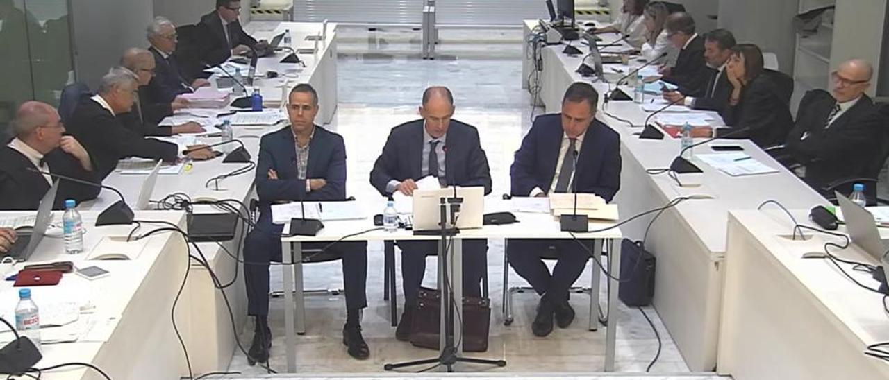 Los tres inspectores que investigaron la Gürtel en la UDEF, ayer ante la Audiencia Nacional. Dos continuarán el próximo lunes.