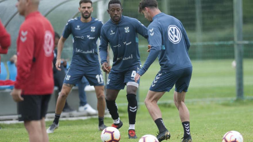 Luis Pérez, con Camille y Tyronne, en un ejercicio del entrenamiento de ayer.