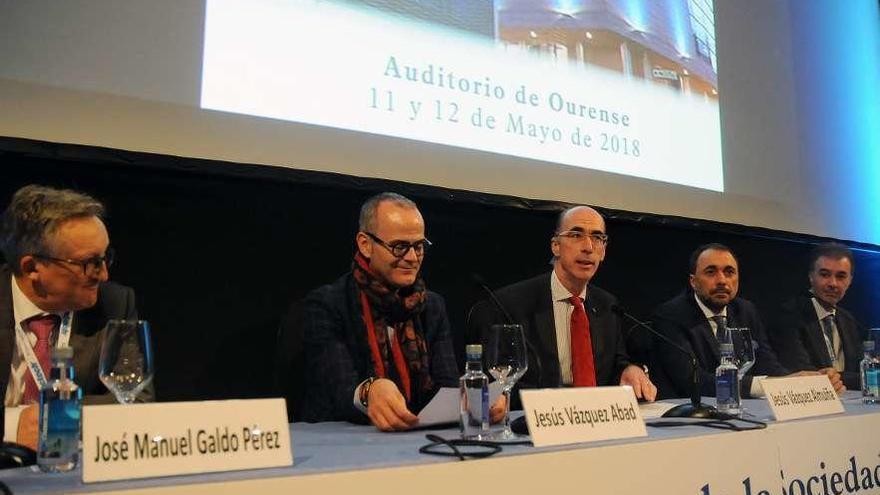 El conselleiro, con el alcalde, el gerente de la EOXI, en el congreso de traumatología en Ourense. // FdV