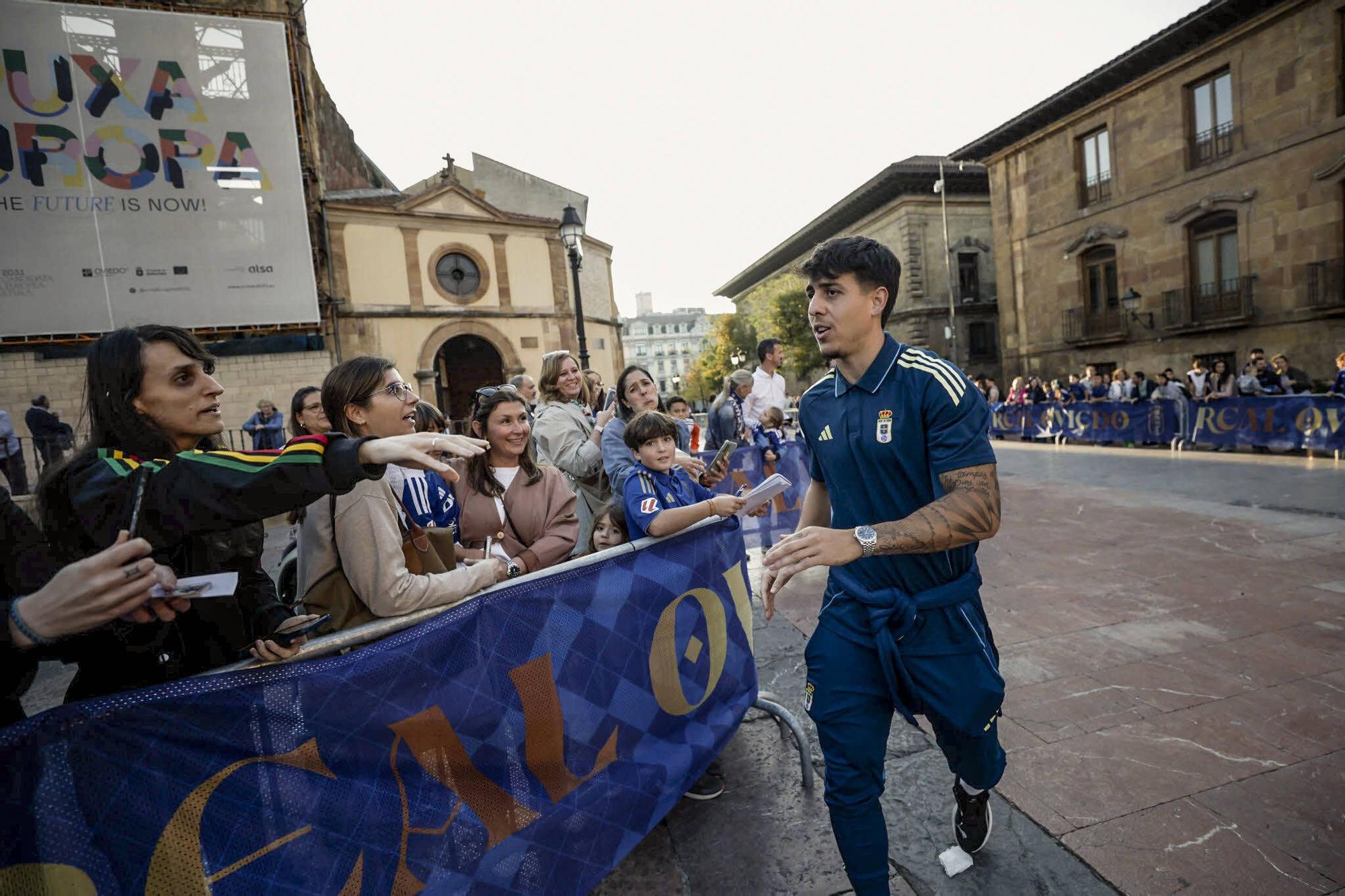 Locura azul en Oviedo: así fue la entrega de los nuevos coches a la plantilla en la plaza de la Catedral