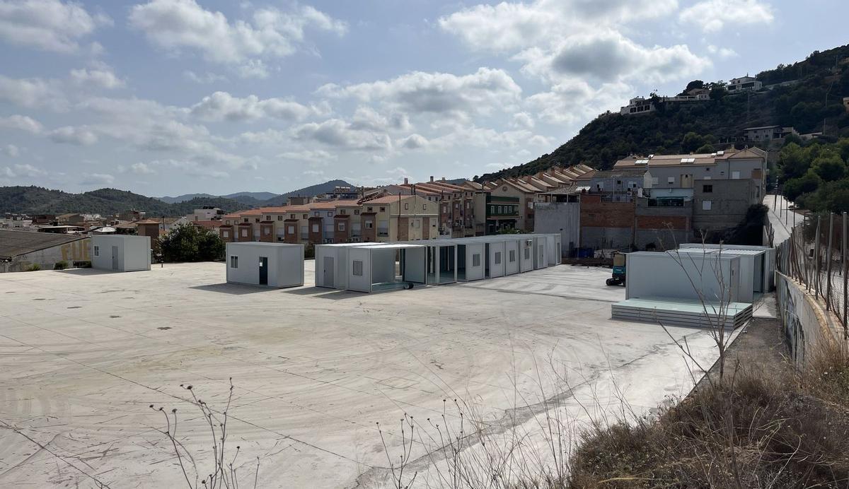 Imagen del solar y los barracones que se están instalando en el mismo para realijar a los alumnos del CEIP Rosario Pérez de la Vall.