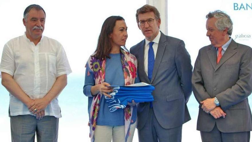 María Ramallo recibe las banderas azules ante el presidente de la Xunta. // S.A.