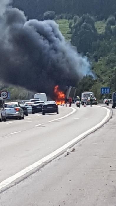 El incendio de un camión causa retenciones en la "Y"