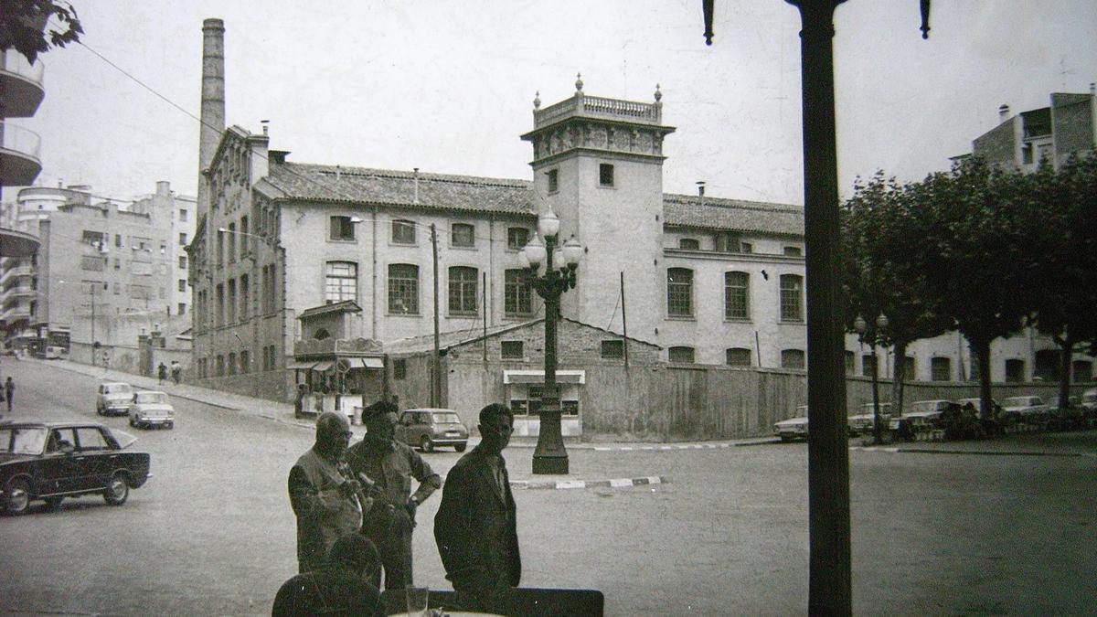 Una guingueta de llaminadures i parada de xurros a la confluència del Guimerà amb el passeig