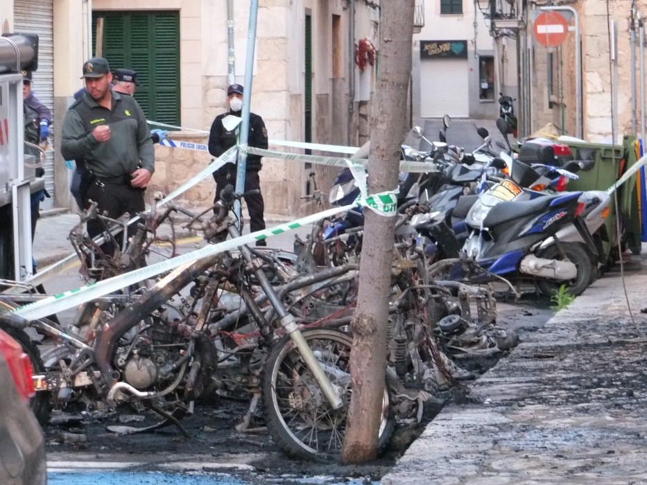 Un incendio destruye nueve motos y un coche en el centro de Sóller