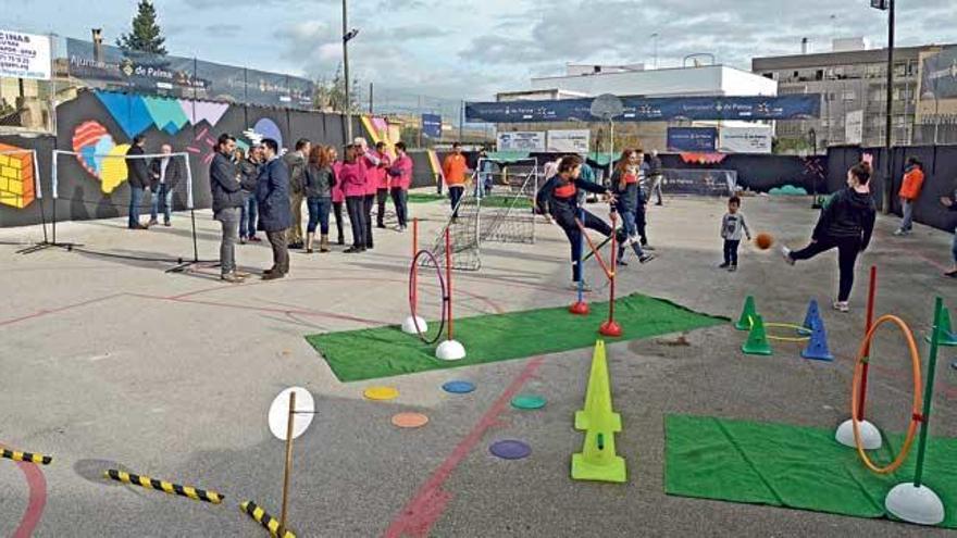 La degradación de la pista deportiva situada en la calle Portals ha desaparecido.