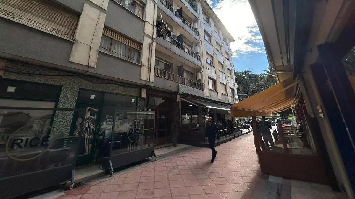 El portal del edificio donde matan a un hombre de 44 años tras una brutal discusión.