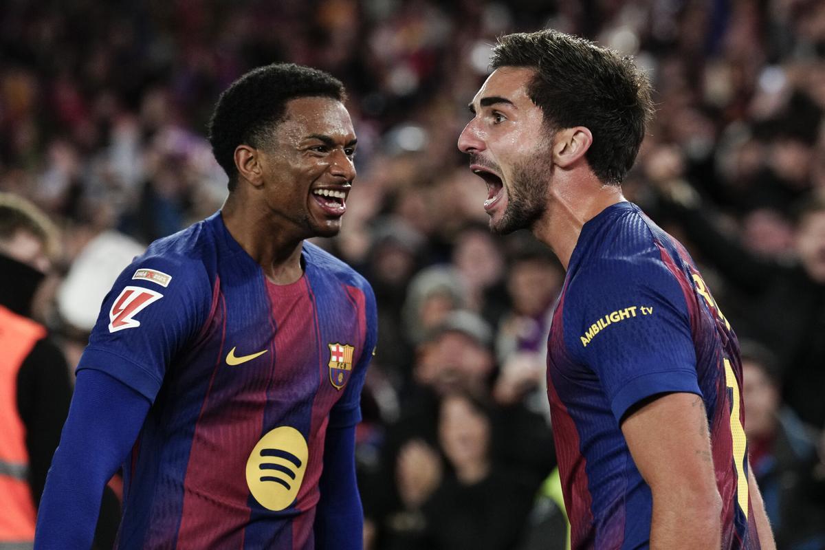 BARCELONA, 02/12/2025.- El delantero del FC Barcelona Ferrán Torres (d) celebra su gol durante el partido de la jornada 19 de LaLiga que FC Barcelona y Atlético de Madrid disputan hoy martes en el estadio Spotify Camp Nou de Barcelona. EFE/Alejandro García