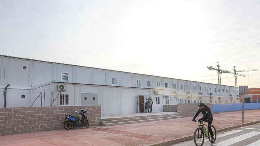 n necesidades especiales llevan curso y medio sin educador en un colegio de barracones de Torrevieja