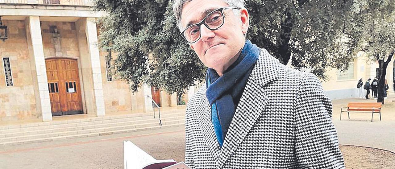 Joan Manuel Soldevilla amb un exemplar del llibre.