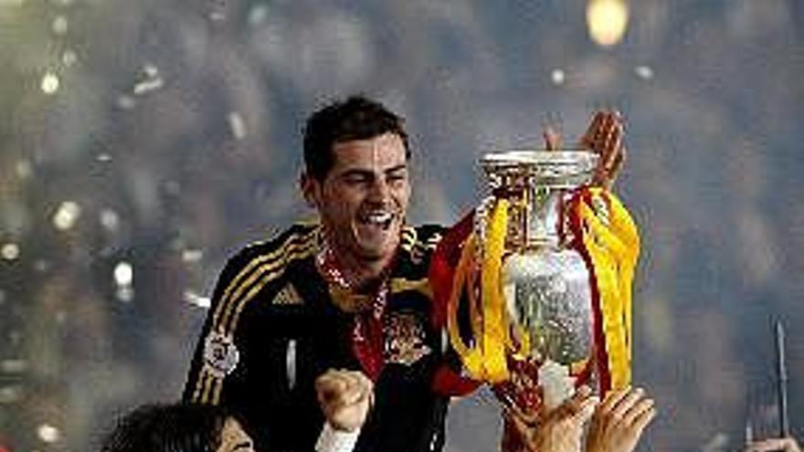 El portero de la selección de España Iker Casillas recibe el trofeo de campeones de la Eurocopa 2008 tras ganar 1-0 a Alemania en el partido final que les enfrentó hoy, 29 de junio de 2008, en el estadio Ernst Happel de Viena (Austria).