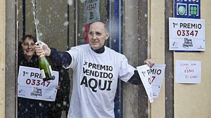 José Ángel Delgado descorcha el cava. No es para menos después de dar el Gordo.