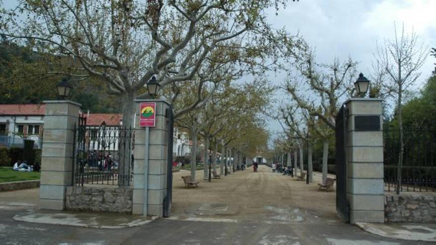 Accés al passeig de la Biblioteca, que travessa el parc municipal de Sallent, i del qual es vol canviar el nom