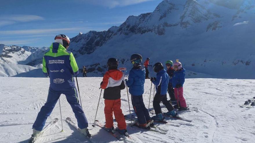 Unos niños dan sus primeras clases de esquí en ediciones anteriores | HOYA DE HUESCA